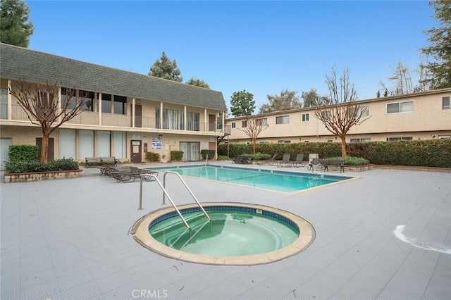 17061 Roscoe Blvd Unit 6, Northridge, CA 91325 - community pool featuring a community hot tub and a patio