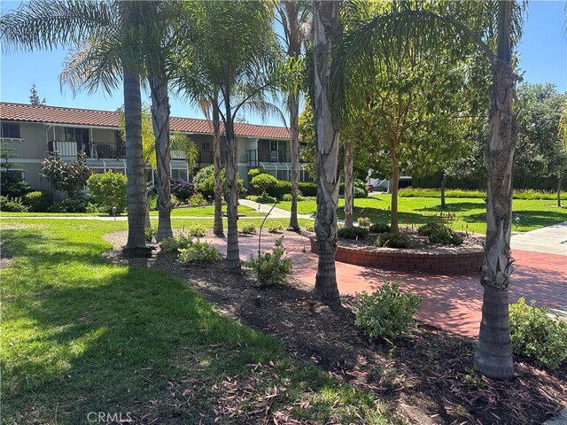 967 Calle Aragon Unit B, Laguna Woods, CA 92637 - view of property's community featuring a yard
