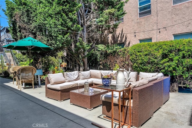 1047 E 1st St Unit 12, Long Beach, CA 90802 - view of patio featuring an outdoor hangout area
