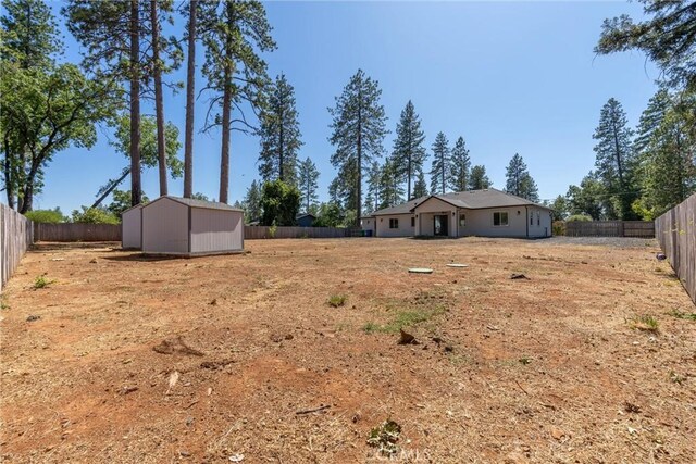 5790 Fickett Ln, Paradise, CA 95969 - fenced backyard featuring a storage unit