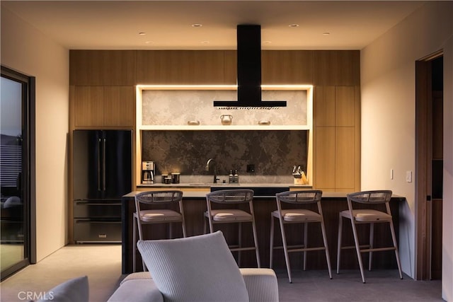 60632 Granville Rd, Joshua Tree, CA 92252 - kitchen featuring high end black refrigerator, modern cabinets, light countertops, and a kitchen bar