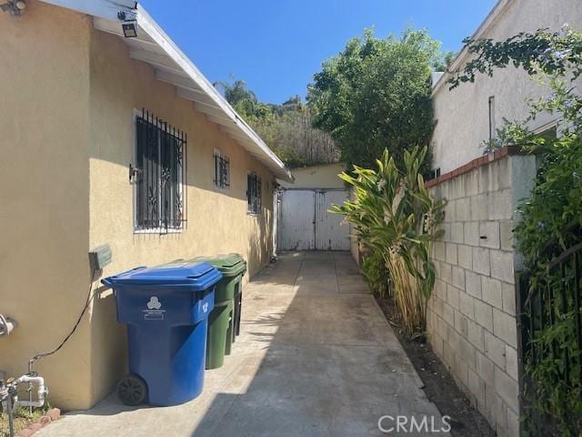 1153 Isabel St, Los Angeles, CA 90065 - view of side of home with stucco siding