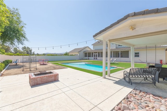 41559 Floyd Ct, Temecula, CA 92592 - view of swimming pool featuring a patio and a fenced backyard