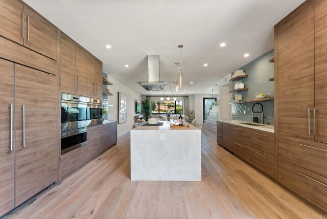 5530 Candlelight Dr, La Jolla, CA 92037 - kitchen with open shelves, modern cabinets, a kitchen island, and recessed lighting