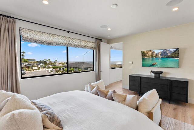 5530 Candlelight Dr, La Jolla, CA 92037 - bedroom with light wood finished floors and recessed lighting