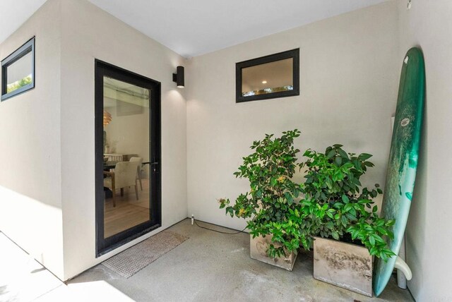 5530 Candlelight Dr, La Jolla, CA 92037 - doorway to property featuring stucco siding