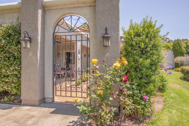 5521 Via La Mesa Unit C, Laguna Woods, CA 92637 - entrance to property featuring a gate and stucco siding