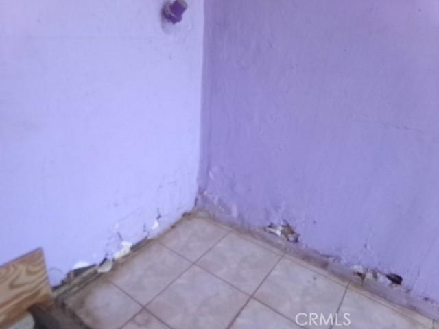 34915 Cedar Rd, Barstow, CA 92311 - view of tiled spare room