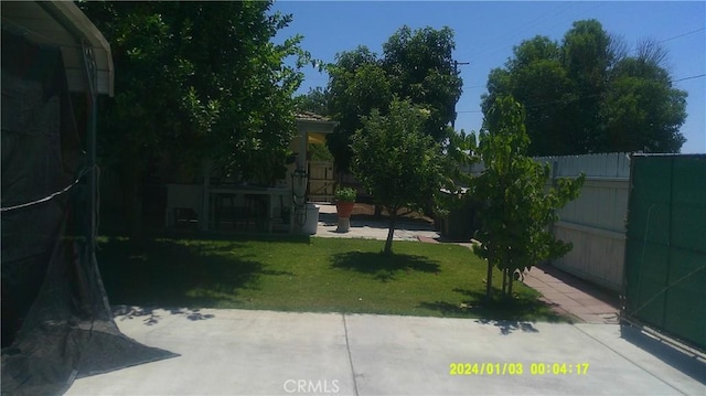 1033 Chapel Dr, Bakersfield, CA 93304 - view of yard with a patio