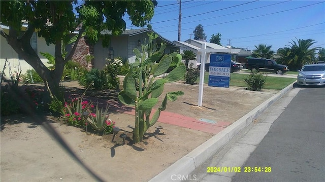 1033 Chapel Dr, Bakersfield, CA 93304 - view of yard