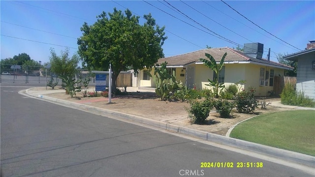 1033 Chapel Dr, Bakersfield, CA 93304 - view of front of property featuring stucco siding
