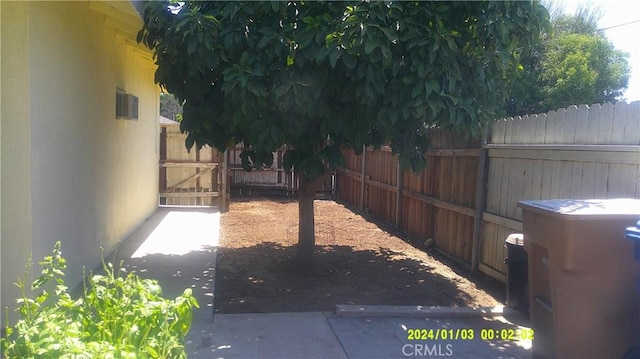 1033 Chapel Dr, Bakersfield, CA 93304 - view of yard