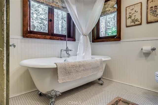 433 Milburn Rd, Lake Arrowhead, CA 92352 - bathroom with a wainscoted wall and a soaking tub