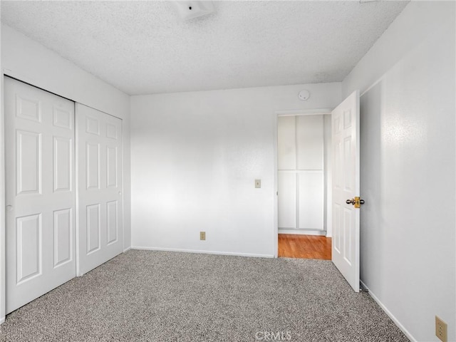 9383 11th Ave, Hesperia, CA 92345 - unfurnished bedroom featuring carpet, a textured ceiling, and a closet