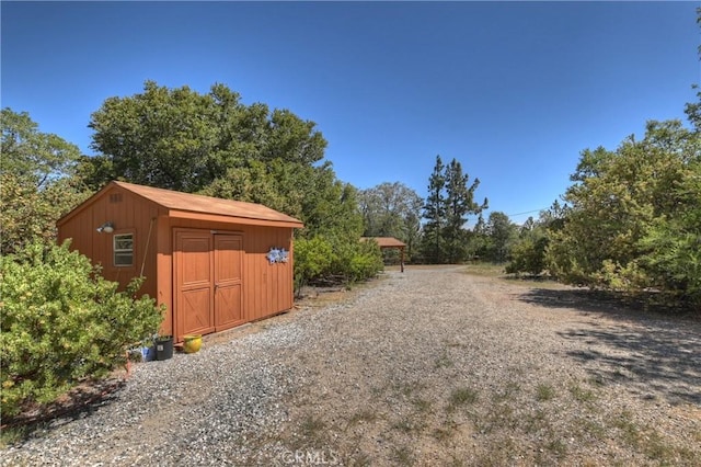 1415 Manzanita Way, Lake Arrowhead, CA 92352 - view of yard featuring a storage shed