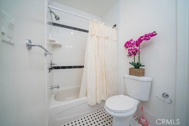 2109 Toberman St, Los Angeles, CA 90007 - bathroom with toilet and shower / bathtub combination with curtain