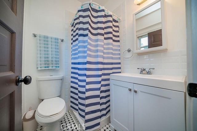 2109 Toberman St, Los Angeles, CA 90007 - bathroom featuring vanity and curtained shower