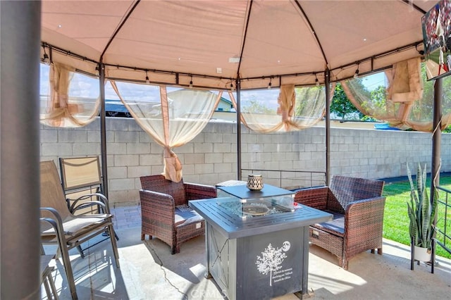 3341 Wisconsin Ave, South Gate, CA 90280 - sunroom featuring an outdoor hangout area