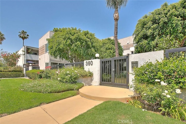 360 S Los Robles Ave Unit 10, Pasadena, CA 91101 - gate with a lawn