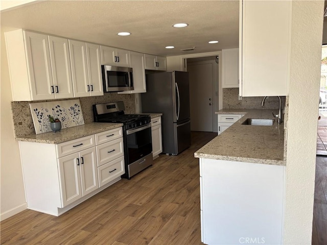11496 Nautical Ln Unit 19, Helendale, CA 92342 - kitchen featuring stainless steel appliances, light wood-type flooring, white cabinetry, and recessed lighting