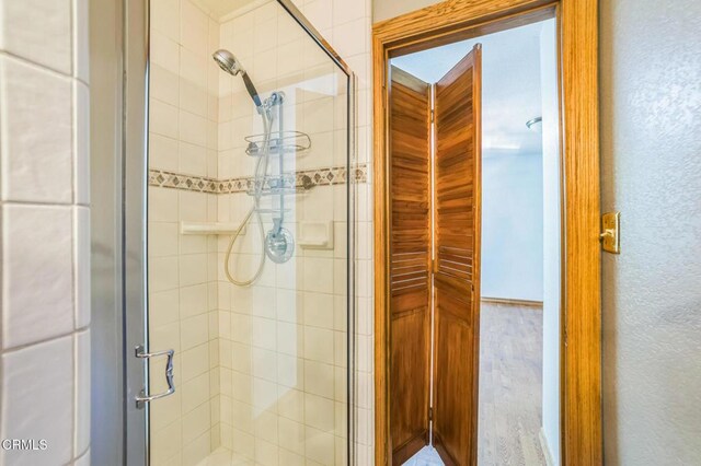 352 Cedarbrook Dr, Twin Peaks, CA 92391 - bathroom featuring a stall shower