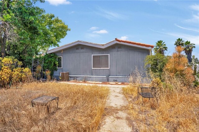 32303 Bilton Way, Wildomar, CA 92595 - view of side of property featuring crawl space and a central air condition unit