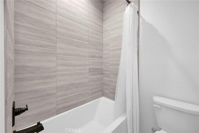 389 Allen Dr, Santa Paula, CA 93060 - full bath with shower / bath combo and toilet