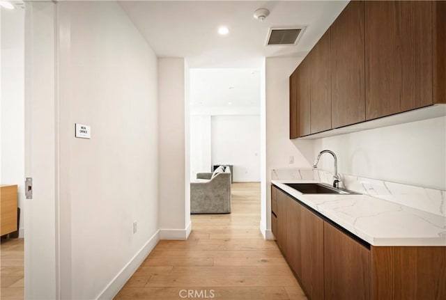 399 E Del Mar Blvd Unit 110, Pasadena, CA 91101 - bar area with light wood-type flooring and recessed lighting