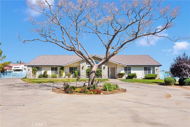 16912 Danbury Ave, Hesperia, CA 92345 - single story home featuring curved driveway, stucco siding, and a tiled roof