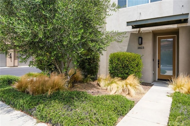 2823 Lily Ln, El Monte, CA 91733 - property entrance featuring stucco siding and a balcony