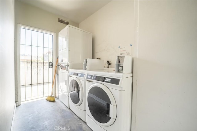 610 N Oakland Ave, Pasadena, CA 91101 - community laundry room featuring stacked washer / drying machine and independent washer and dryer