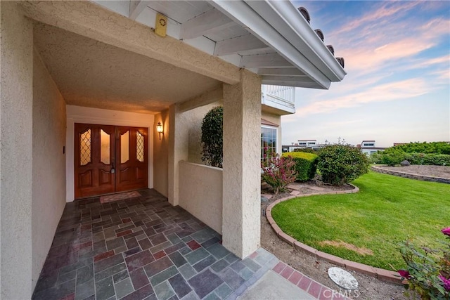 3823 Via Manzana, San Clemente, CA 92673 - exterior entry at dusk featuring stucco siding and a lawn