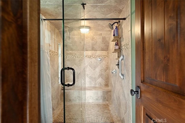 207 N Fairway Dr N, Lake Arrowhead, CA 92391 - bathroom featuring a shower stall