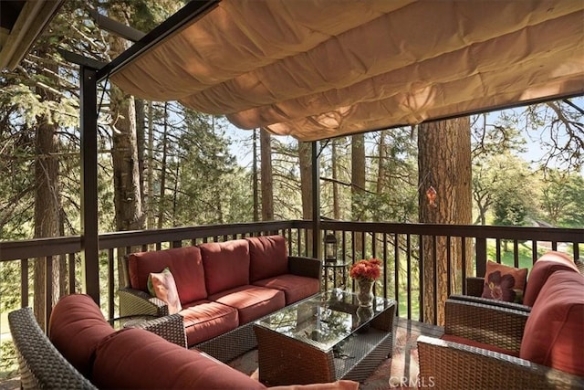 207 N Fairway Dr N, Lake Arrowhead, CA 92391 - sunroom featuring an outdoor hangout area
