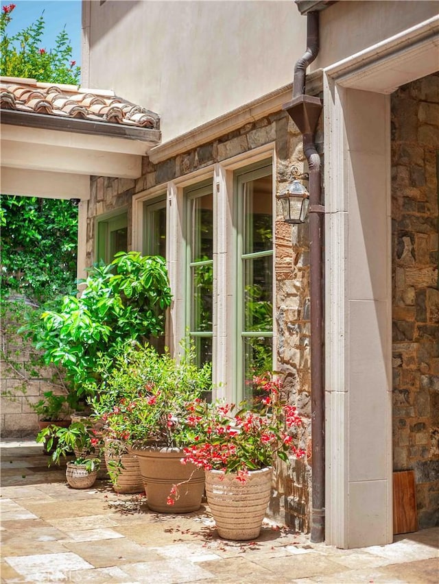 919 S Gretna Green Way, Los Angeles, CA 90049 - view of exterior entry with stone siding