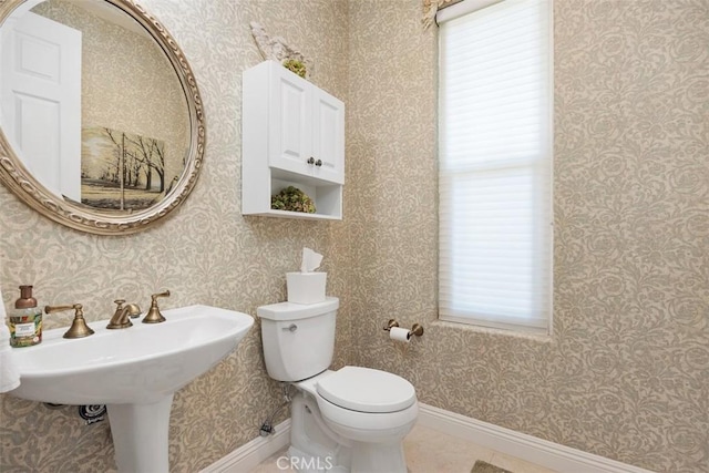 2841 Dos Lomas Pl, Fallbrook, CA 92028 - bathroom featuring toilet and wallpapered walls
