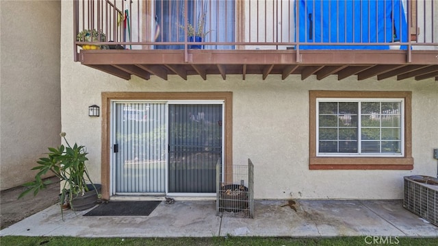 1365 Crafton Ave Unit 1004, Mentone, CA 92359 - entrance to property featuring a balcony, stucco siding, and a patio area