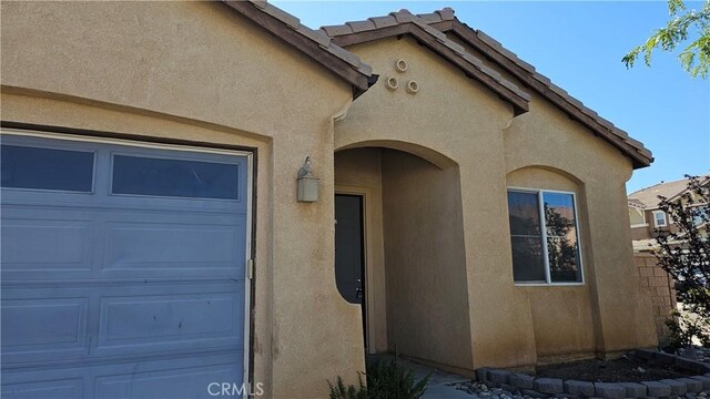 9019 Fremont Ct, Oak Hills, CA 92344 - entrance to property with stucco siding