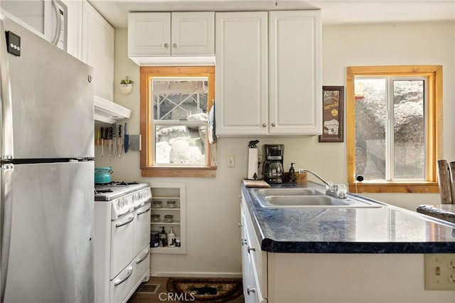 833 Brier Trl, Big Bear Lake, CA 92315 - kitchen featuring white appliances, under cabinet range hood, white cabinetry, and dark countertops