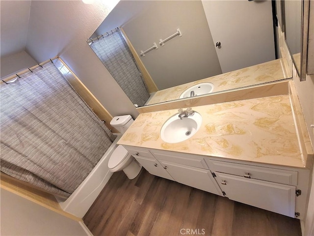 15420 Apache Rd, Apple Valley, CA 92307 - bathroom featuring wood finished floors, vanity, lofted ceiling, and curtained shower
