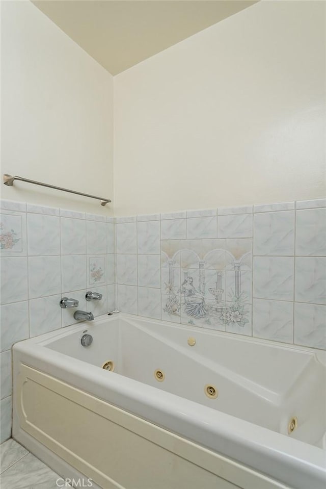 11162 Barman Ave, Culver City, CA 90230 - full bath with a whirlpool tub