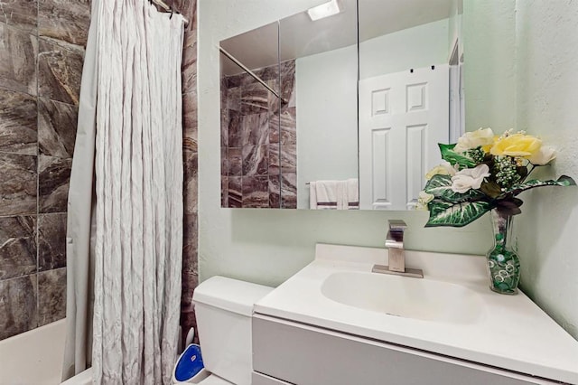 12538 Buckskin Trl, Poway, CA 92064 - full bathroom featuring vanity and shower / tub combo with curtain