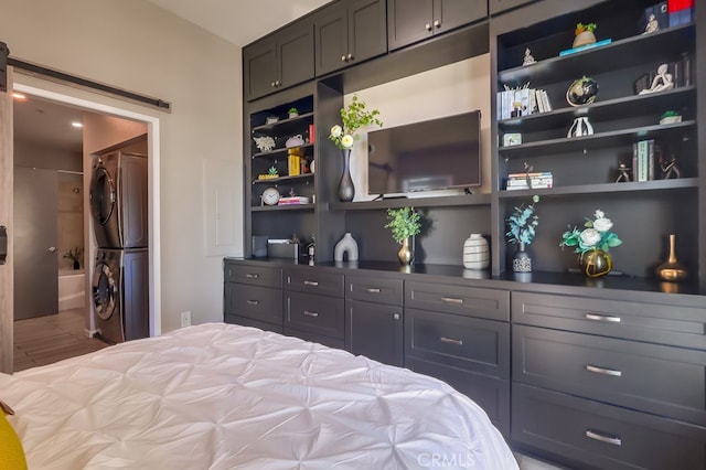 488 E Ocean Blvd Unit 502, Long Beach, CA 90802 - bedroom featuring stacked washing machine and dryer and ensuite bathroom