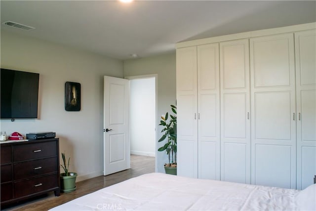 542 N Kilkea Dr, Los Angeles, CA 90048 - bedroom with wood finished floors and a closet