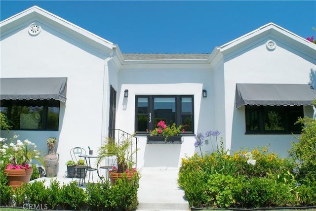 542 N Kilkea Dr, Los Angeles, CA 90048 - entrance to property featuring stucco siding