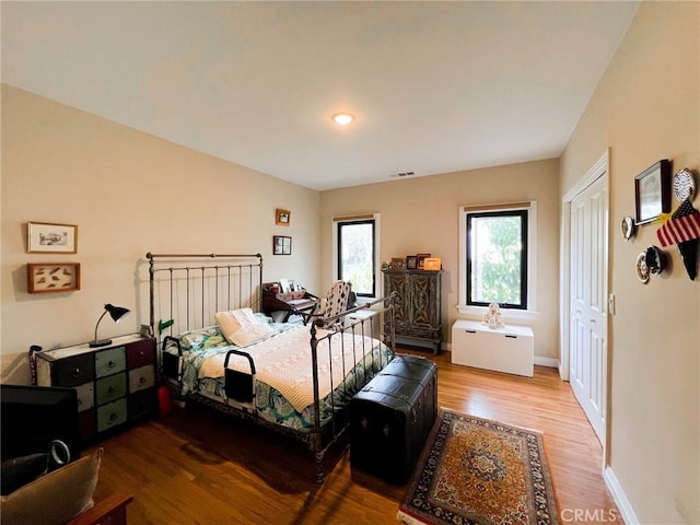 542 N Kilkea Dr, Los Angeles, CA 90048 - bedroom with wood finished floors and recessed lighting