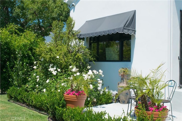 542 N Kilkea Dr, Los Angeles, CA 90048 - view of side of property featuring stucco siding
