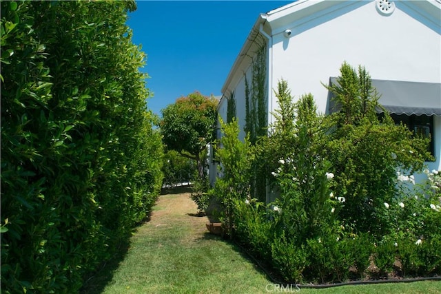 542 N Kilkea Dr, Los Angeles, CA 90048 - view of grassy yard