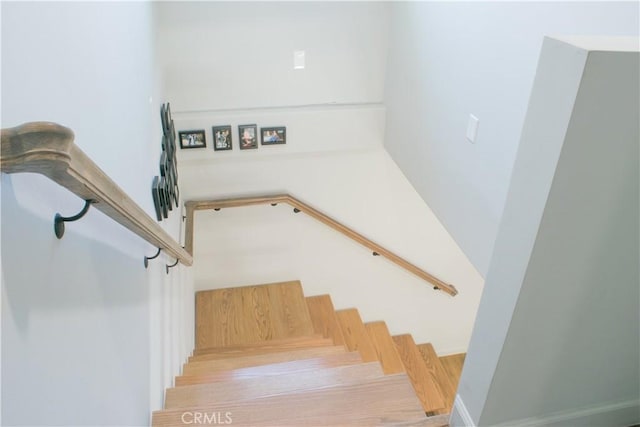 542 N Kilkea Dr, Los Angeles, CA 90048 - view of staircase