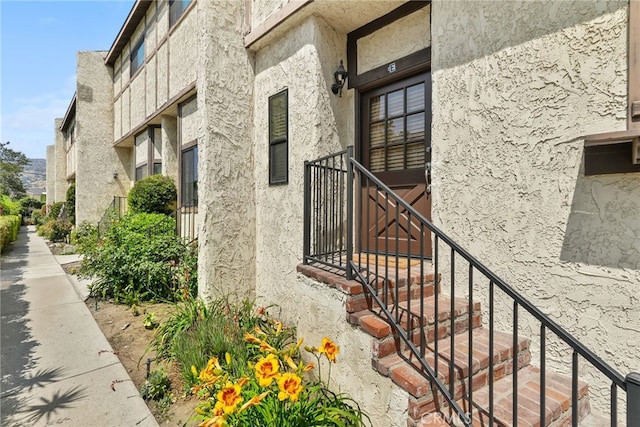 1737 Peyton Ave Unit E, Burbank, CA 91504 - view of side of home with stucco siding